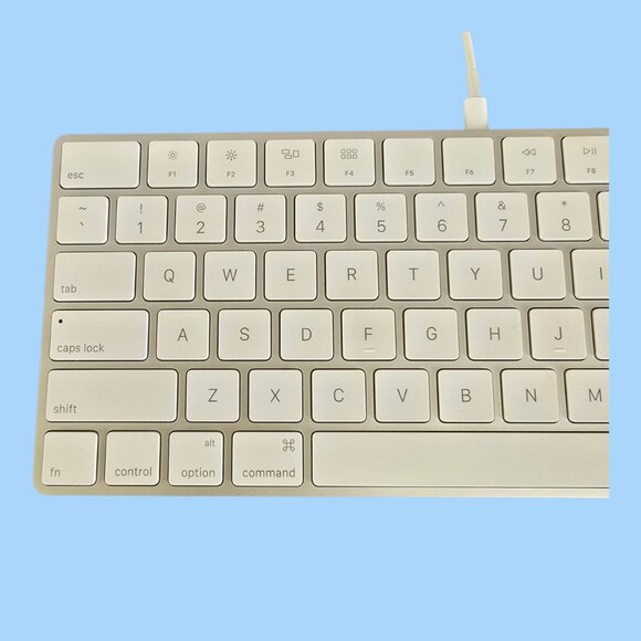 Apple A1644 Bluetooth Magic Keyboard Aluminum w/ Lightning Cable TESTED & WORKS! - Picture 3 of 8